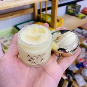 Kem nám nhân sâm 60g – hỗ trợ chăm sóc làn da thâm sạm, giúp da trông mềm mịn, tươi sáng và đều màu hơn.
